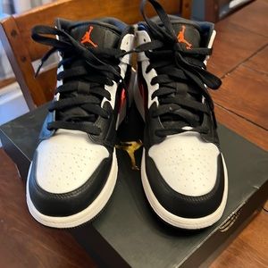 Boys Air Jordan 1 Mid - excellent condition